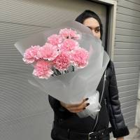 Букет из 9 розовых гвоздик с оформлением