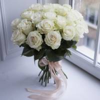 Букет 25 белых роз с лентами R550