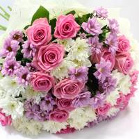 Сборный букет роз и хризантем с оформлением R342
