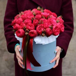 Коробка 15 красных кустовых пионовидных роз R751
