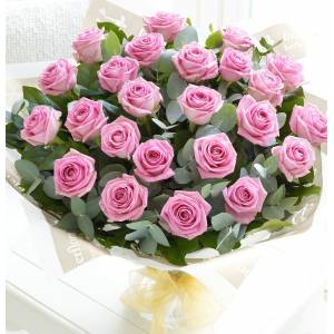 Букет из 21 розовой розы с зеленью в крафте R89